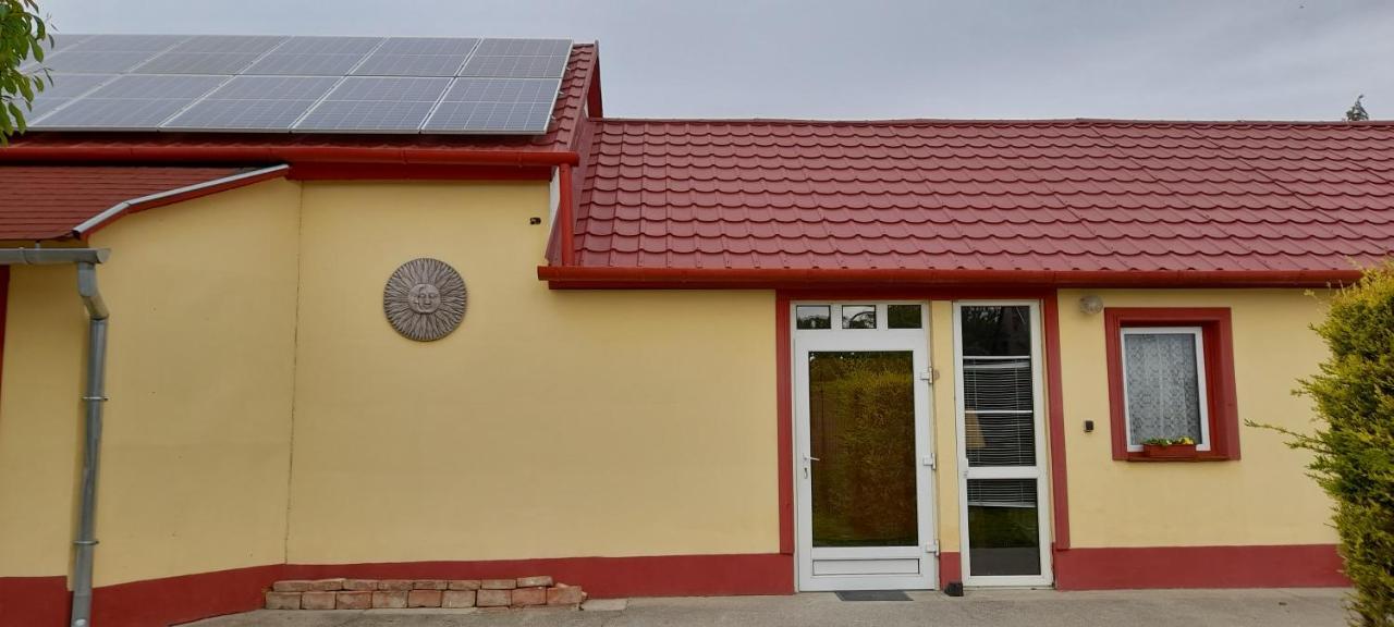 Kalandor Szallas Kozarmisleny Luaran gambar