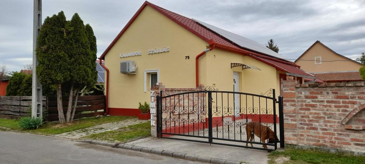 Kalandor Szallas Kozarmisleny Luaran gambar