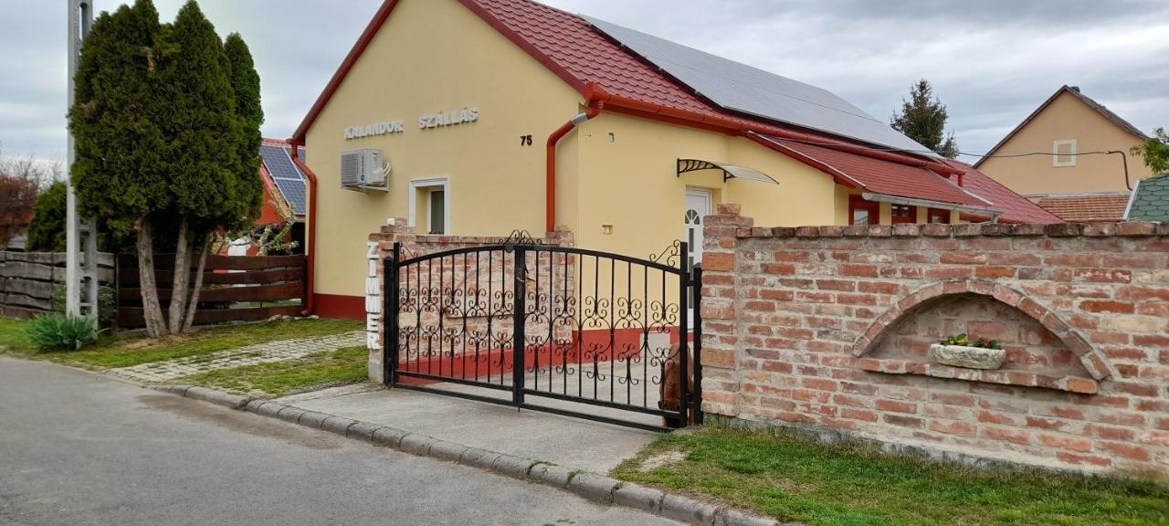 Kalandor Szallas Kozarmisleny Luaran gambar