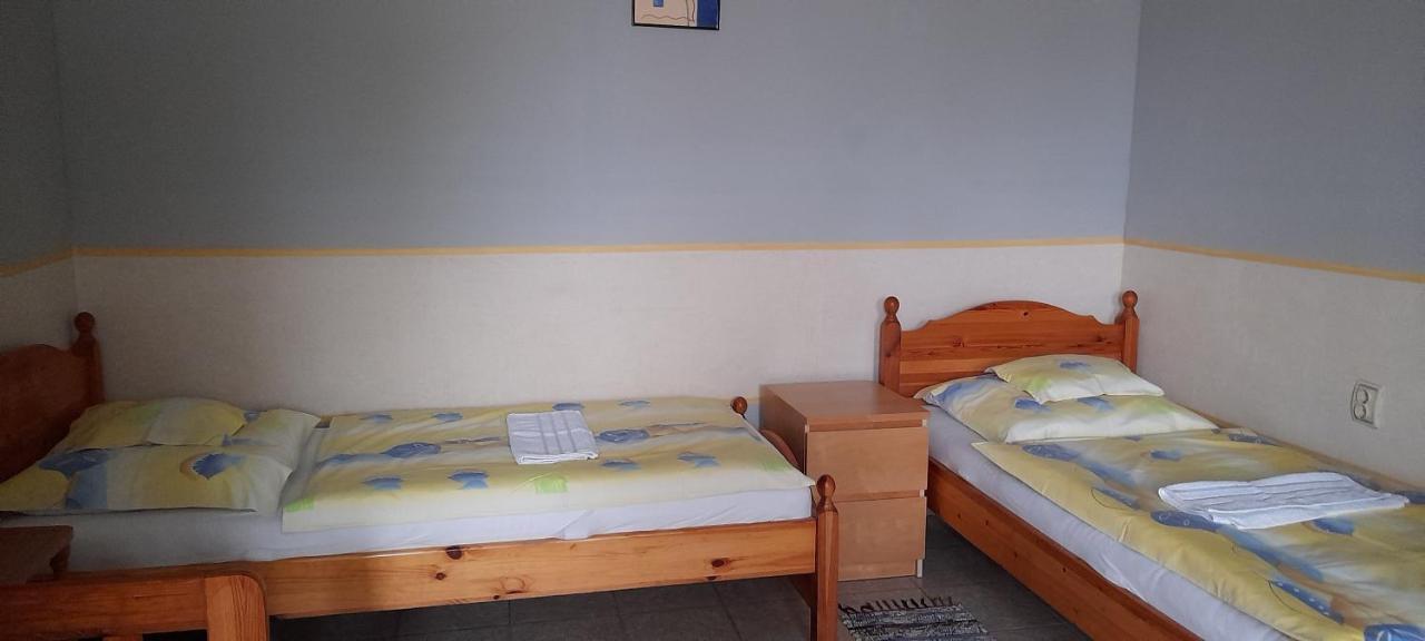 Kalandor Szallas Kozarmisleny Luaran gambar